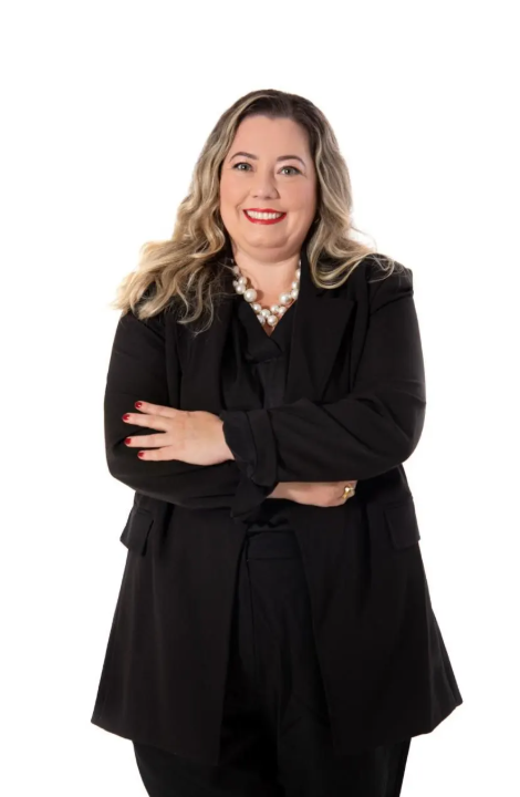 Dra. Simone Bramante em seu escritório